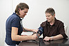 Blutdruckmessen eine der vielfältigen Aufgaben einer Medizinischen Fachangestellten