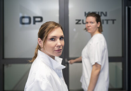 Ärztin und Famulantin auf dem Weg in den OP