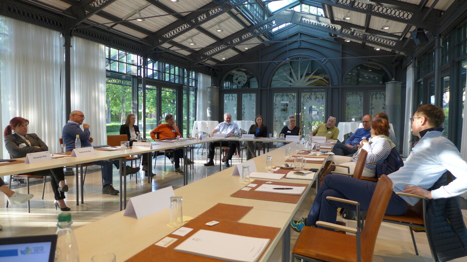 Mitglieder des Weiterbildungsverbund diskutieren über Maßnahmen, junge Mediziner für den Landkreis Neustadt a.d.Aisch zu begeistern.