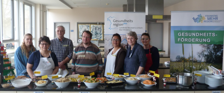 Ernährungsfachfrau Renate Ixmeier mit einigen Teilnehmern des Kochkurses im Februar 2023